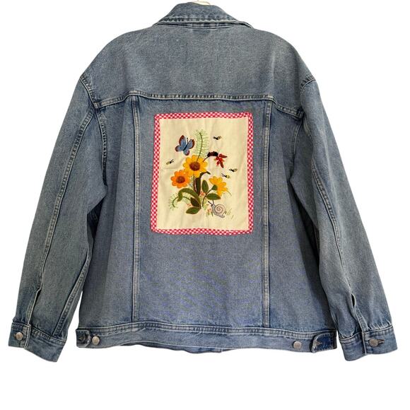 Crewel Embroidery Denim Trucker Jacket Size XL Flowers Bumblebees Cottage Core - Picture 1 of 13